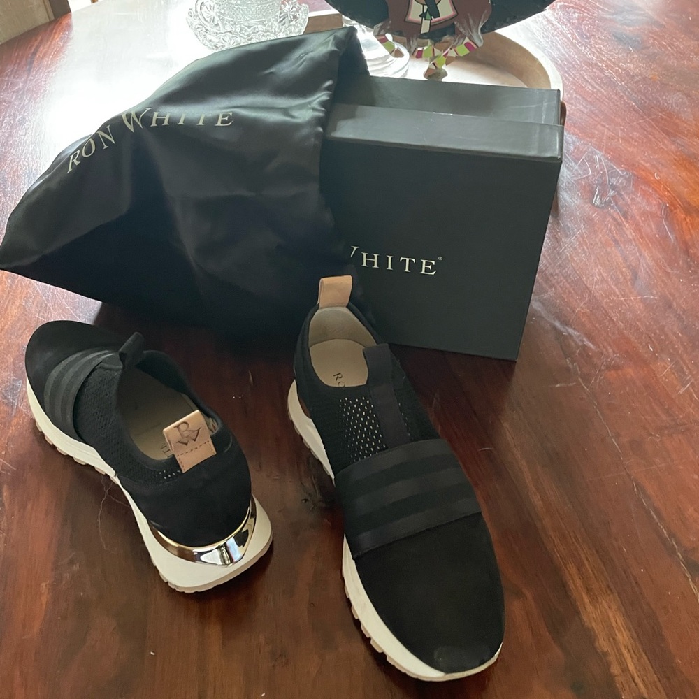 Ron White Cashmere Suede tennis shoe! Class and Comfort! Like New!